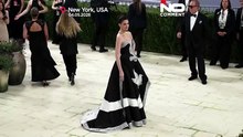 Anne Hathaway, Emily Blunt e Serena Williams brilham na passadeira vermelha da Met Gala