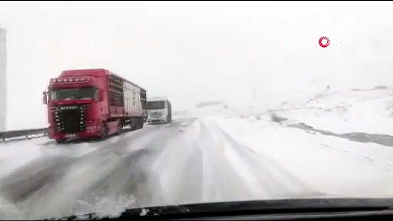 Kop Geçidi'nde kar ve tipi ulaşımı zorlaştırdı