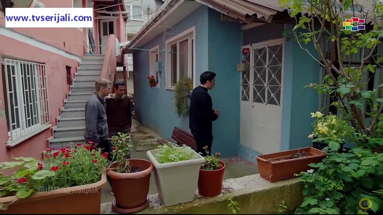 Decata od ulicata kraj