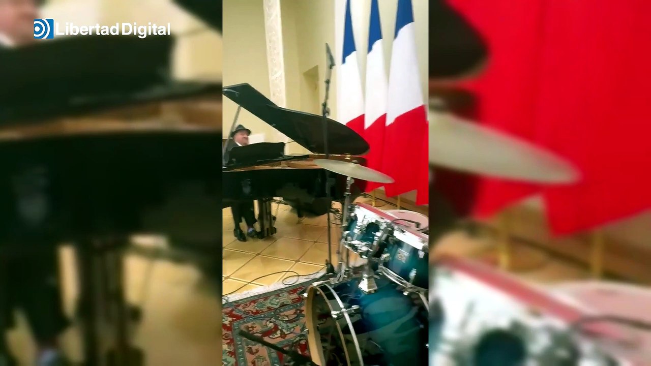Macron canta 'La Bohème' en Armenia acompañado por el presidente y el primer ministro del país