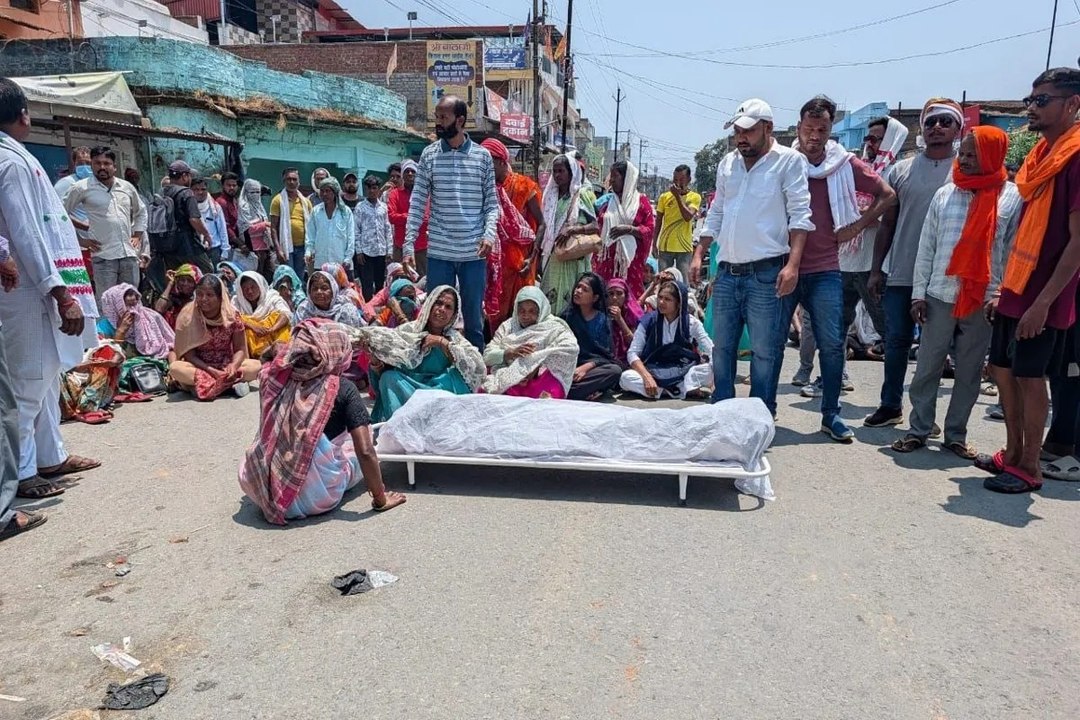 महिला गार्ड का शव सडक़ पर रखकर परिजनों ने प्रदर्...
