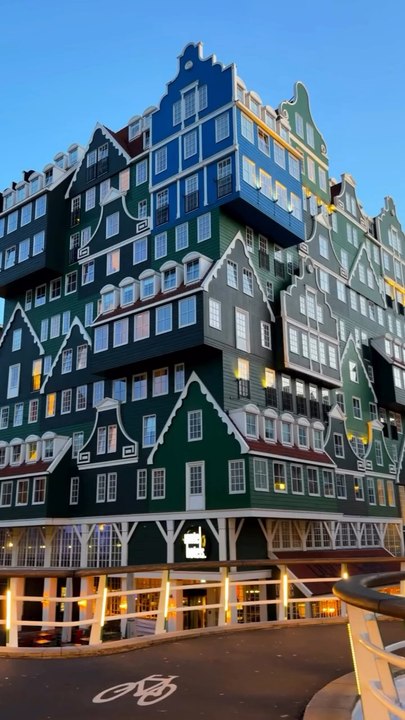 À 15mn d’Amsterdam, cet hôtel s’inspire des anciennes maisons traditionnelles de la ville de Zaandam aux Pays-Bas, et d’un peintre français.📍 Inntel Hotels Amsterdam ZaandamProvincialeweg 102, 1506 MD Zaandam, Pays-Bas