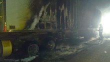 Incêndio atinge carreta na BR-277 após possível falha mecânica