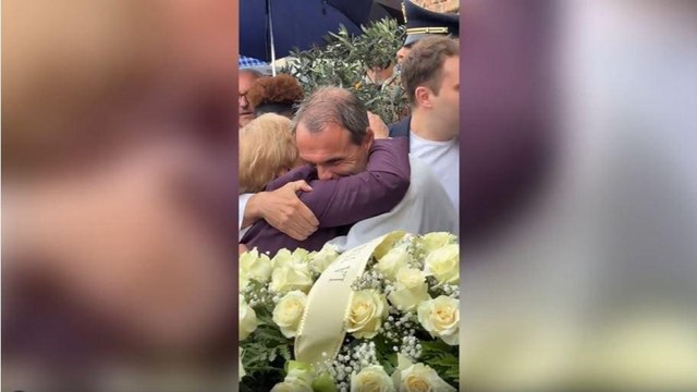 L'abbraccio tra la mamma di Zanardi e don Marco Pozza prima del funerale