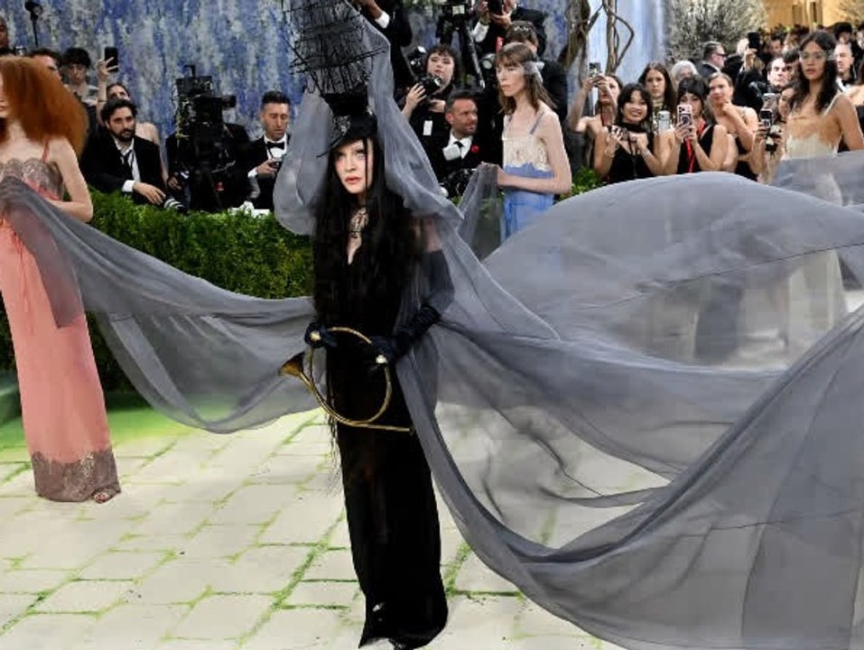 Sieben Helferinnen: Madonna kommt mit spektakulärem Look zur Met Gala