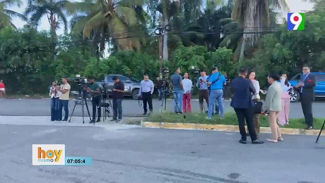 Medio de Comunicación a las afueras de la Cárcel Najayo, a la espera de la liberación de Mario José Redondo | Hoy Mismo
