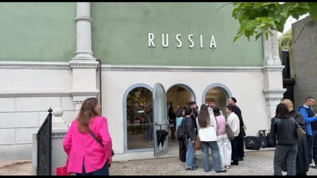 Biennale Arte, apre il padiglione della Russia: fiori e performance