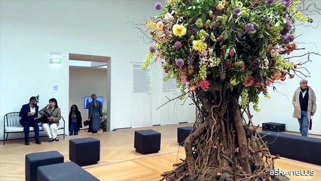Biennale Arte, apre il padiglione della Russia: fiori e performance