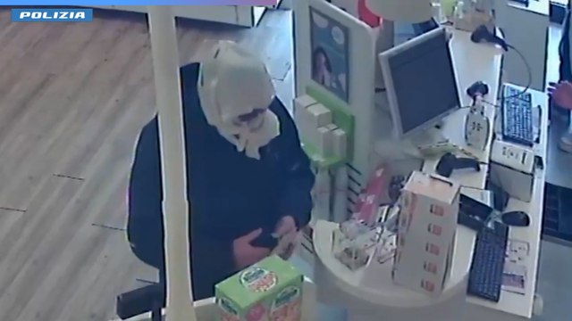 Rapina in farmacia in via della Battaglia a Bologna, il video