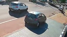 Câmera flagra Ecosport batendo em carro estacionado no bairro Cancelli