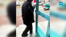 Kediyi yanına çağırdı, yüzüne yağ çözücü sprey sıktı!
