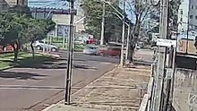 Câmeras registram forte batida entre três carros em Cascavel