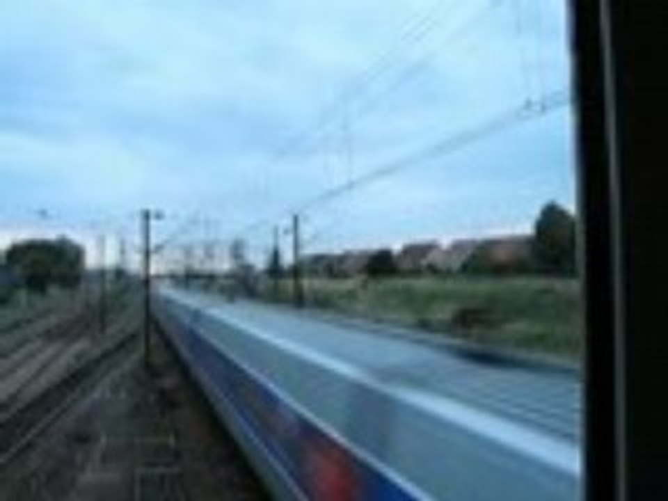 Passage d'un TGV pris depuis le poste d'aiguillage