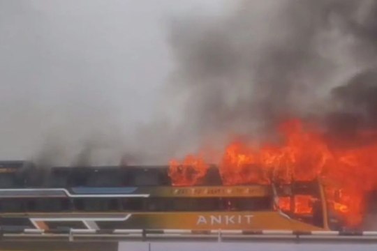 उदयपुर में निजी बस में लगी आग, 38 यात्री थे सवार, खिड़की से कूदकर बचाई जान