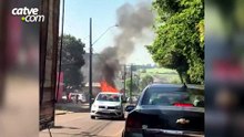 Carro pega fogo no bairro Universitário em Cascavel