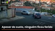 Carro desce sozinho e cai em barranco após colisão no interior de São Paulo