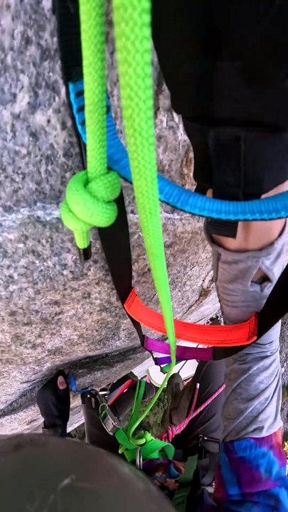 Un alpiniste fait une chute spectaculaire à El Capitan, sauvé par sa corde