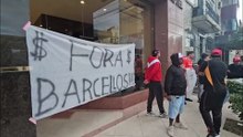 Torcida protesta na chegada do Inter em Pelotas