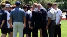 Trump enseña a bailar sus icónicos pasos a unos jóvenes en el césped de la Casa Blanca