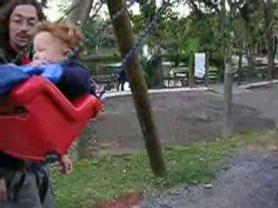 Lucas fait de la balançoire