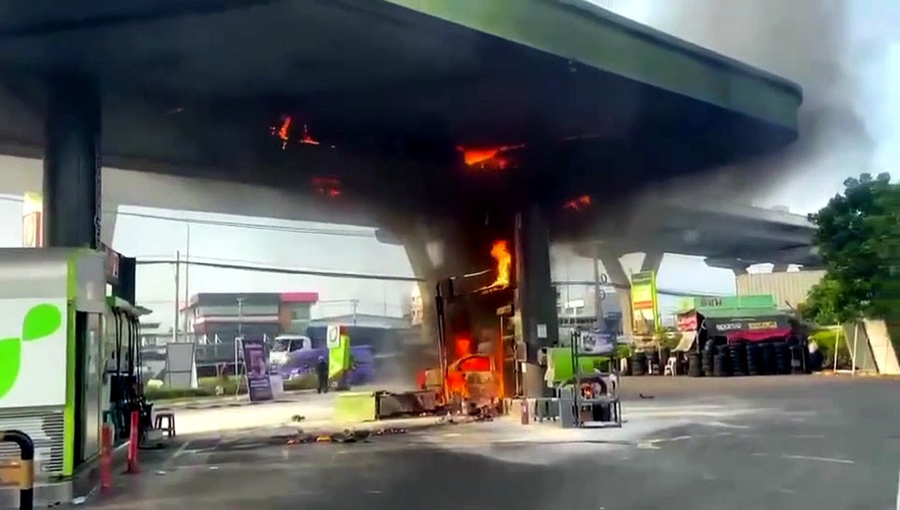 ระทึก ไฟไหม้รถ ลุกลามหัวจ่ายในปั๊มน้ำมันดัง วอดทั้งคัน