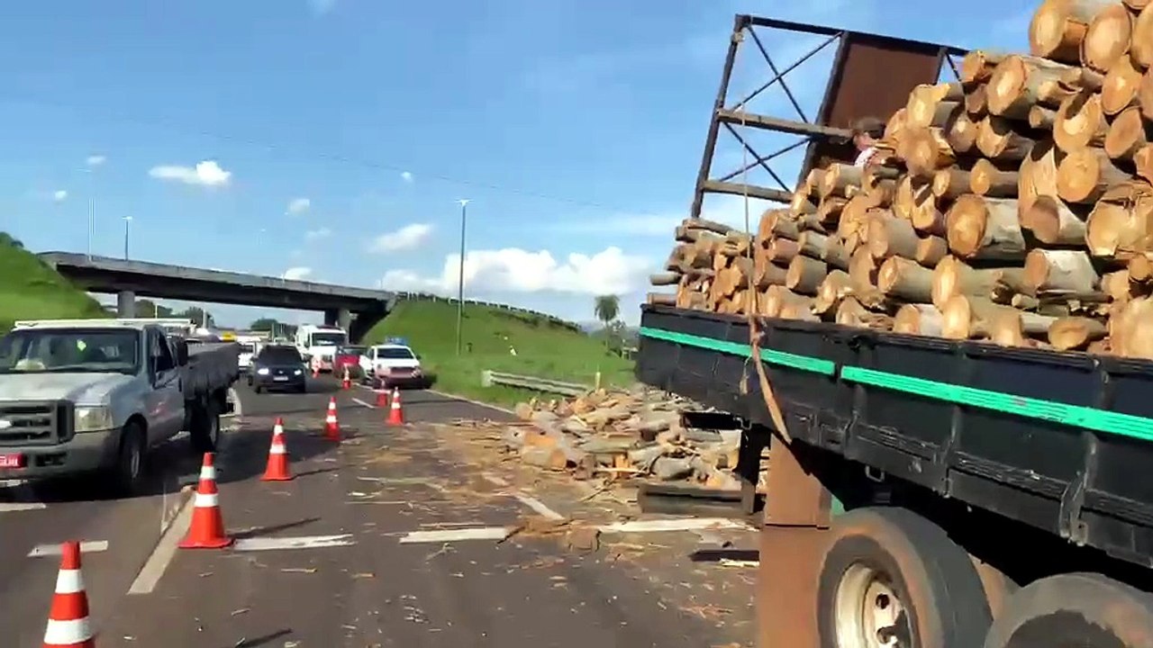 Carga de eucalipto cai na PR-323 e interdita meia pista em Umuarama