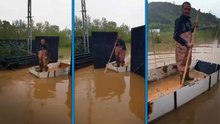Sakarya'da sağanak; kayıkla evine gitti