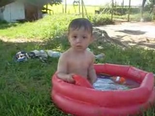 Enzo dans la piscine