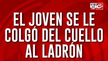 Se colgó del cuello del delincuente para evitar que le robe la moto