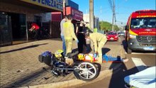 Colisão entre carro e moto deixa homem ferido na Rua Itália, no Cascavel Velho