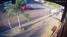 Veja momento em que motociclista quebra a clavícula em acidente no Cascavel Velho