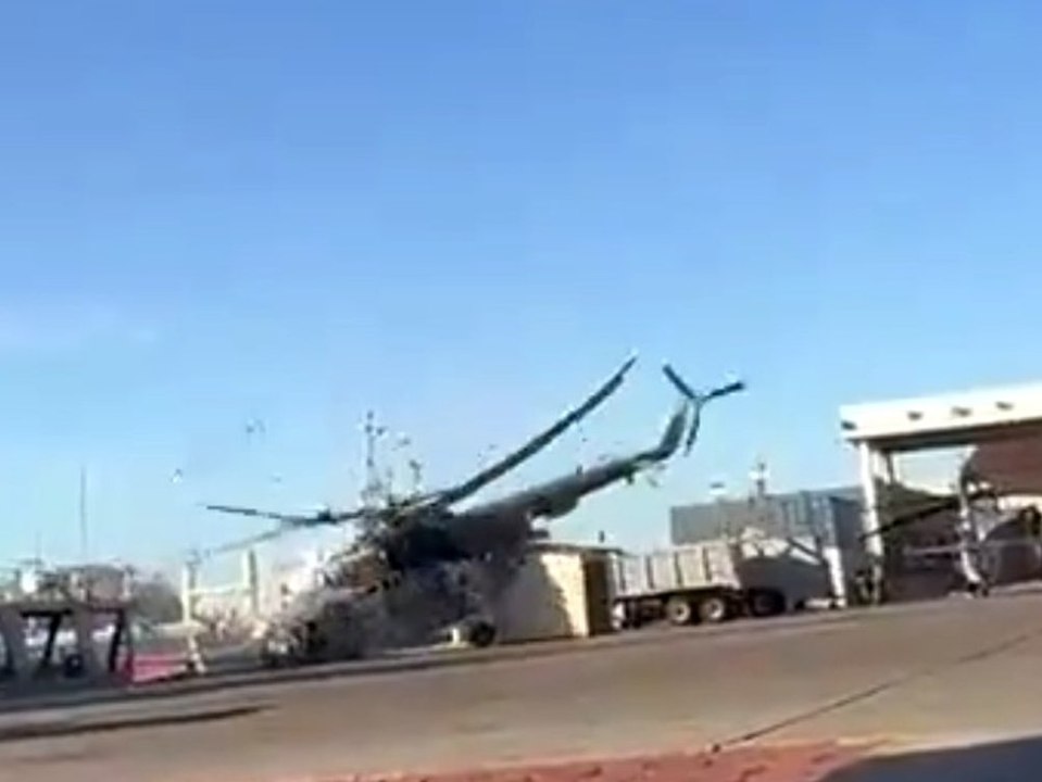 Militärhubschrauber fällt nach Start auf die Nase