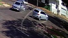 Motociclista é arremessado por cima de carro em batida em cruzamento