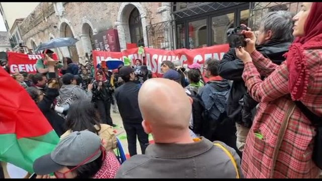 Biennale, protesta palestinese al Padiglione Israele: No genocidio