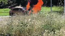 Un coche sale ardiendo en la rotonda del Luz del Tajo