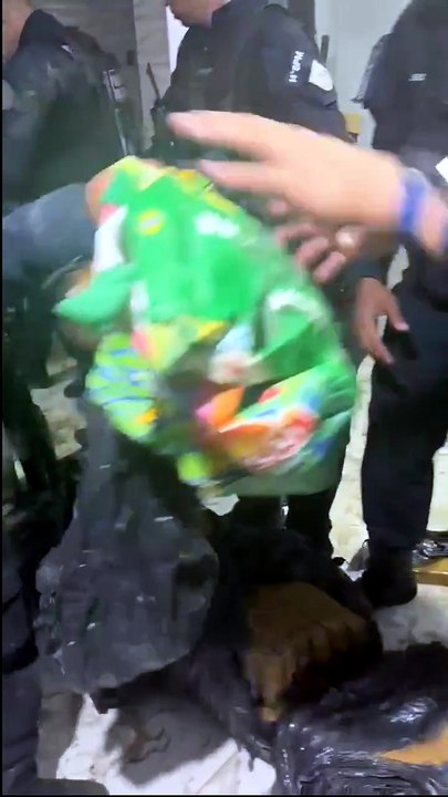 PM encontra bunker com metralhadora antiaérea e 16 fuzis na Zona Oeste do Rio