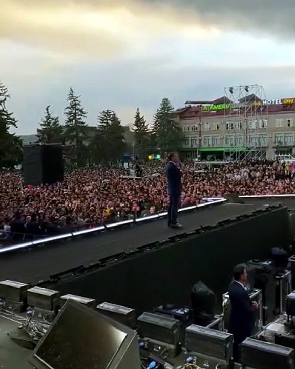 Emmanuel Macron déclare “La France vous aime !”...