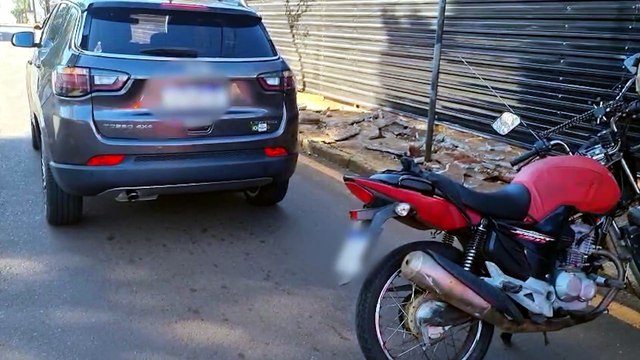 Acidente envolvendo três veículos deixa motociclista ferido no Centro de Cascavel