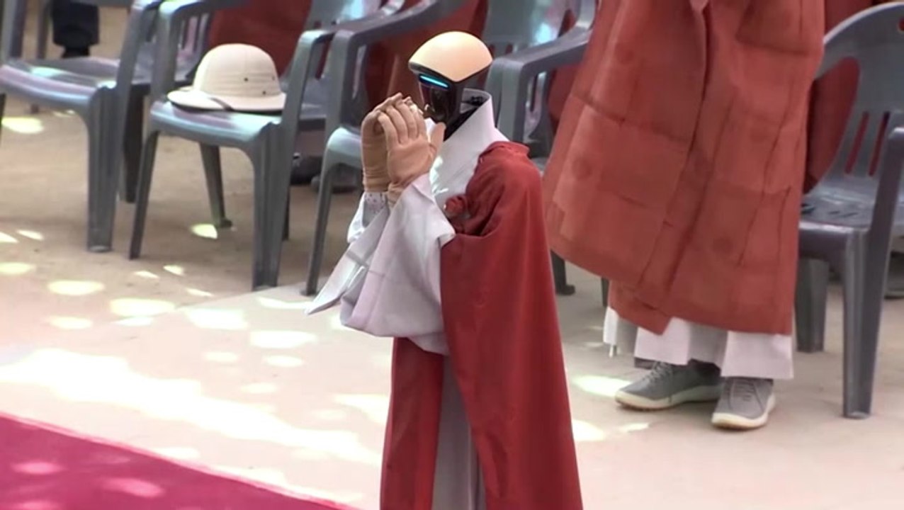 Moment robot promises to ‘devote myself’ as it becomes ordained buddhist monk