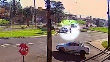 Câmera registra acidente entre carro e moto no Trevo da Portal