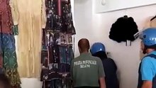La police entre dans un magasin pour arrêter quelqu'un de très dangereux... enfin presque