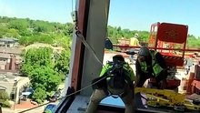 Ces ouvriers font une grosse bêtise en installant une baie vitrée