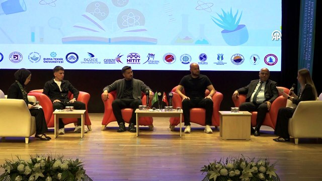 Kocaelispor Başkanı Durul ve futbolcular, KOÜBAK26'da öğrencilerle buluştu | Ajansspor | AA