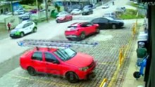 Vídeo flagra motorista atingindo carro de propósito após discussão por risco na lataria na Grande Curitiba; assista