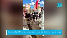 El plantel del Pincha arribando al estadio Garcilaso de la Vega