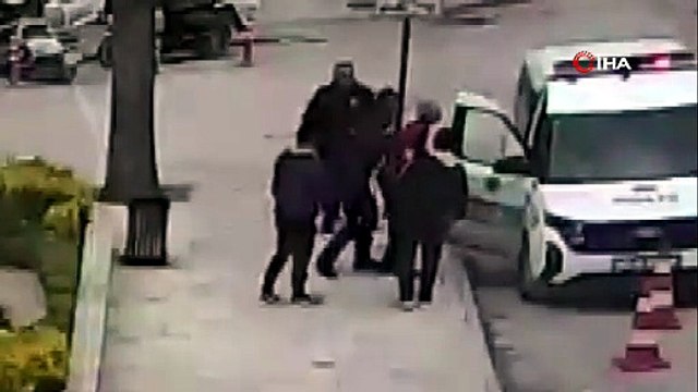 Hayatını Heimlich manevrasıyla polisler kurtardı