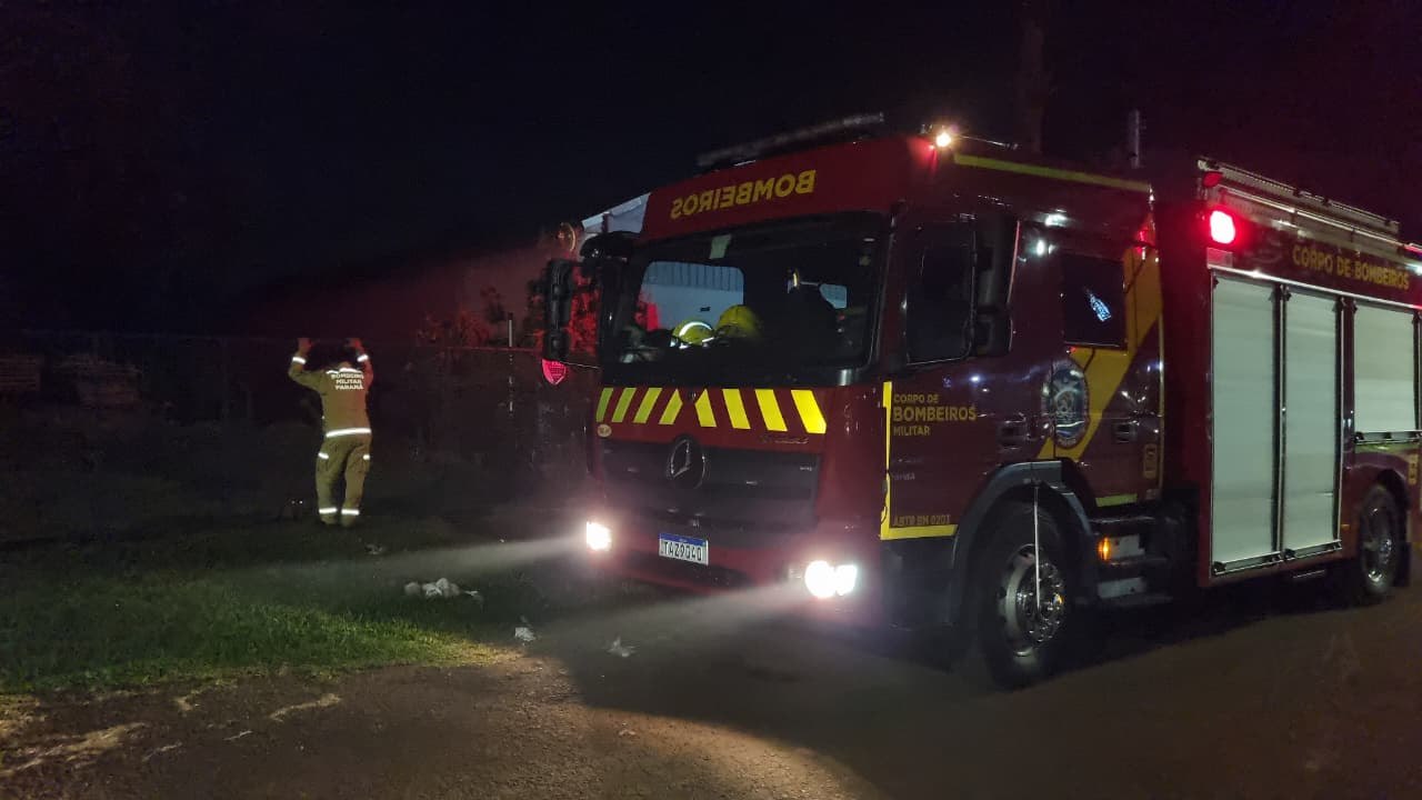 Incêndio em área de vegetação mobiliza Corpo de Bombeiros na BR-277 em Cascavel
