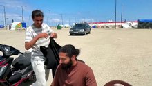 Barbeiro voluntário traz dignidade com cortes grátis em campo na orla de Beirute
