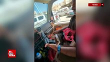 Yemen'de bir kişi trafikte su satar gibi Glock marka tabanca sattı