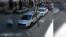 Bayrampaşa'da kadın hırsızların milyonluk vurgunu! İçi altın dolu kasayı kucaklayıp çıktılar: O anlar kamerada
